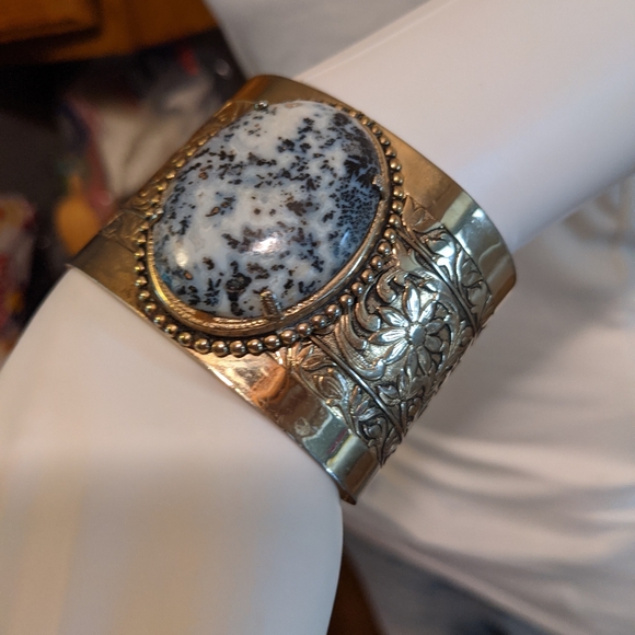 Vintage cuff bracelet w/medalian - Picture 7 of 9